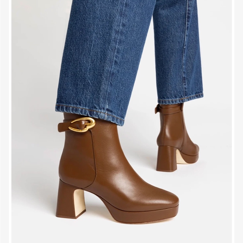 BNWT Larroude beautiful leather bootie.